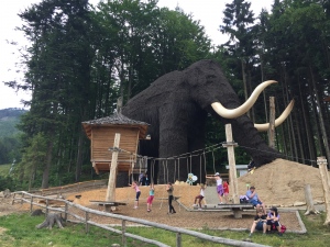 Na Dolní Moravě můžete mamuta navštívit v Mamutíkově vodním parku.